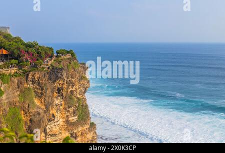 Bali, Indonesien - 17. September 2019: Küste in der Nähe des Uluwatu-Tempels in Bali, Indonesien Stockfoto