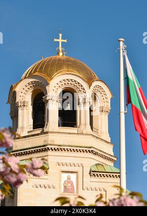 St. Goldene Kuppel der Alexander-Newski-Kathedrale und bulgarische Nationalflagge in Sofia Bulgarien; Osteuropa, Balkan, EU-Kopierraum Stockfoto