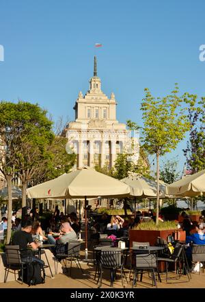 Café im Freien und Gäste, die im Freien im ehemaligen kommunistischen Parteihaus in Sofia, Bulgarien, Osteuropa, Balkan, EU essen Stockfoto