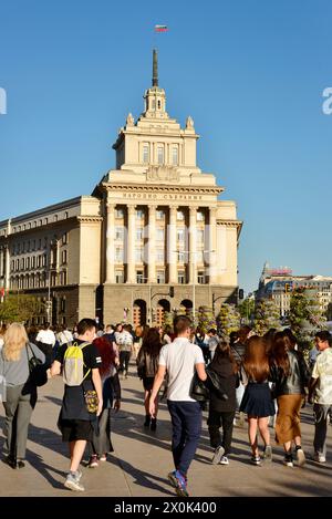 Gruppe von Touristen im ehemaligen kommunistischen Parteihaus in der Innenstadt von Sofia Bulgarien, Osteuropa, Balkan, EU Stockfoto