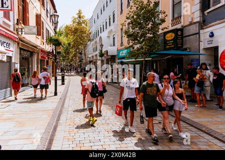 Die Main Street, Calle Real, ist die Hauptverkehrsstraße im britischen Überseegebiet Gibraltars und wurde im 14. Jahrhundert gegründet. Hauptstraße Stockfoto