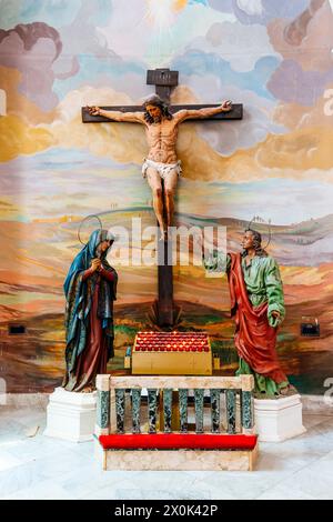 Christus am Kreuz, flankiert von unserer Lieben Frau und dem Heiligen Johannes. Der Hintergrund dieser Figuren wurde von dem lokalen Künstler Mario Finlayson gemalt. Kathedrale von St. M Stockfoto