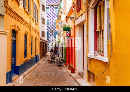 Enge und bunte Straße in der Altstadt. Gibraltar, British Overseas Territory, Vereinigtes Königreich, Europa Stockfoto