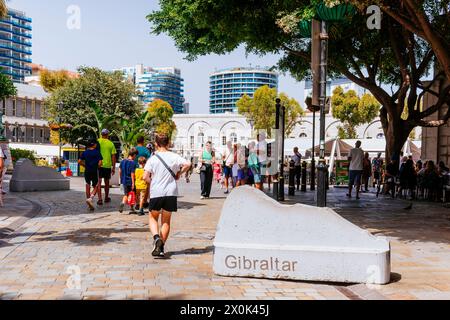 Der Grand Casemates Square ist der größere der beiden Hauptplätze. Es ist gesäumt von zahlreichen Pubs, Bars und Restaurants und dient als Tor nach Gibraltar Stockfoto