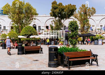 Der Grand Casemates Square ist der größere der beiden Hauptplätze. Es ist gesäumt von zahlreichen Pubs, Bars und Restaurants und dient als Tor nach Gibraltar Stockfoto