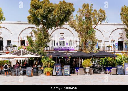 Der Grand Casemates Square ist der größere der beiden Hauptplätze. Es ist gesäumt von zahlreichen Pubs, Bars und Restaurants und dient als Tor nach Gibraltar Stockfoto