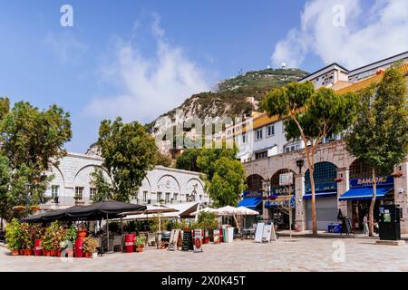 Der Grand Casemates Square ist der größere der beiden Hauptplätze. Es ist gesäumt von zahlreichen Pubs, Bars und Restaurants und dient als Tor nach Gibraltar Stockfoto