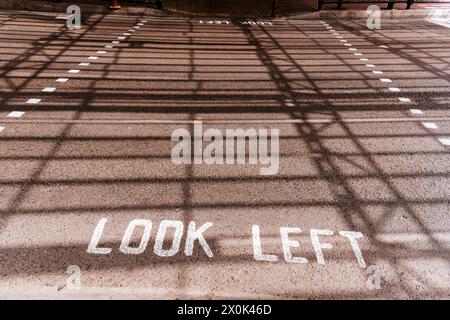 Fahren in Gibraltar. Im Gegensatz zu Großbritannien fahren die Menschen auf der rechten Straßenseite. Gibraltar, British Overseas Territory, Vereinigtes Königreich Stockfoto