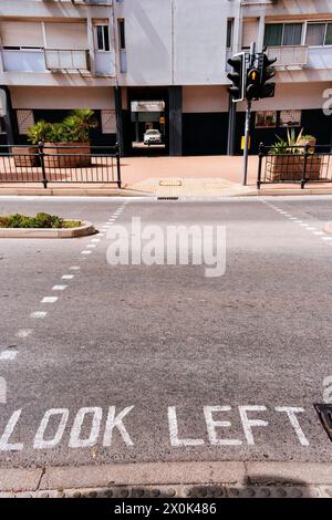 Fahren in Gibraltar. Im Gegensatz zu Großbritannien fahren die Menschen auf der rechten Straßenseite. Gibraltar, British Overseas Territory, Vereinigtes Königreich Stockfoto