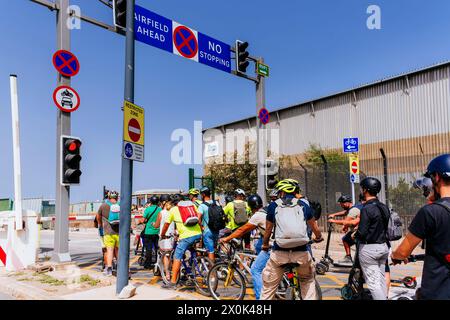 Leute, die auf den Start des Flugzeugs warten, um die Start- und Landebahn des Flughafens auf dem Weg zur Grenze zu überqueren. Gibraltar, Britisches Überseegebiet, Vereinigtes Königreich, Stockfoto