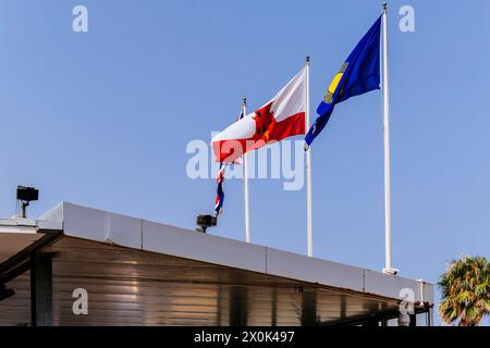 Union Jack Flagge, Flagge von Gibraltar und Flagge des Commonwealth. Grenzübergang zwischen Gibraltar und Spanien. Gibraltar-Seite. Gibraltar, Britische Over Stockfoto