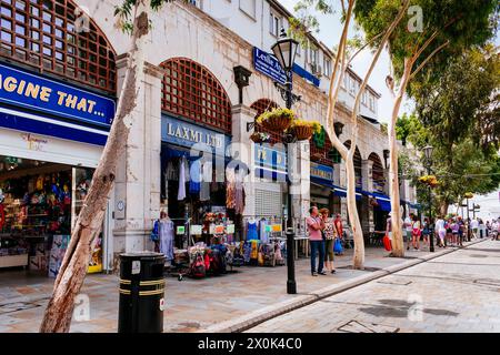 Der Grand Casemates Square ist der größere der beiden Hauptplätze. Es ist gesäumt von zahlreichen Pubs, Bars und Restaurants und dient als Tor nach Gibraltar Stockfoto