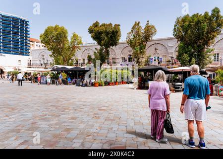 Der Grand Casemates Square ist der größere der beiden Hauptplätze. Es ist gesäumt von zahlreichen Pubs, Bars und Restaurants und dient als Tor nach Gibraltar Stockfoto