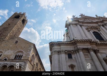 Brescia, Palazzo Broletto (Sitz der Provinz und der Präfektur Brescia), neue Kathedrale in Brescia, Lombardei/Lombardei, Italien Stockfoto