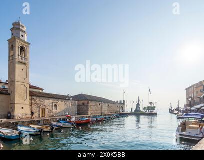 Lazise, Gardasee, alter Hafen, Kirche Chiesa di San Nicolo, Dogana veneta in Verona, Veneto, Italien Stockfoto