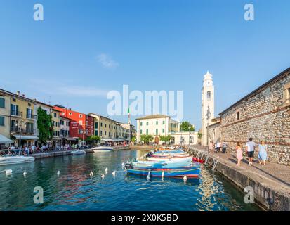 Lazise, Gardasee, alter Hafen, Kirche Chiesa di San Nicolo, Dogana veneta in Verona, Veneto, Italien Stockfoto