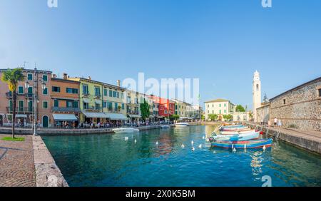 Lazise, Gardasee, alter Hafen, Kirche Chiesa di San Nicolo, Dogana veneta in Verona, Veneto, Italien Stockfoto