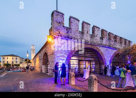 Lazise, Dogana Veneta im alten Hafen, Restaurant in Verona, Veneto, Italien Stockfoto