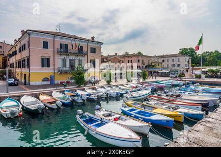 Bardolino, Gardasee, Hafen, Boote, Rathaus in Verona, Veneto, Italien Stockfoto