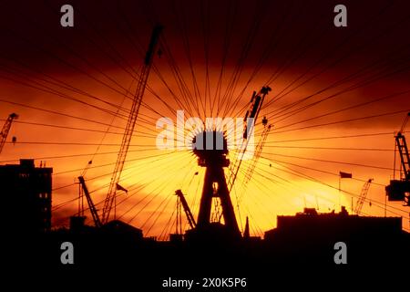 London, Großbritannien. April 2024. Wetter in Großbritannien: Dramatischer Sonnenuntergang hinter dem Riesenrad London Eye endet am Freitag mit überdurchschnittlich hohen Temperaturen in der Stadt. Guy Corbishley/Alamy Live News Stockfoto