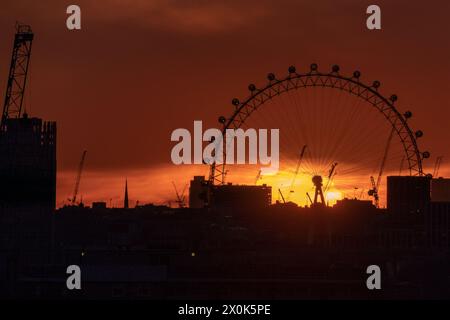 London, Großbritannien. April 2024. Wetter in Großbritannien: Dramatischer Sonnenuntergang hinter dem Riesenrad London Eye endet am Freitag mit überdurchschnittlich hohen Temperaturen in der Stadt. Guy Corbishley/Alamy Live News Stockfoto