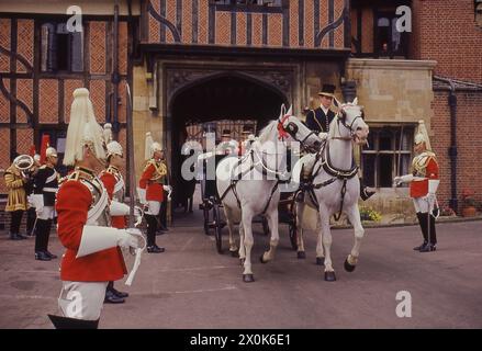 1960er Jahre, historisch, Orden der Garderobe, die britische Königin Elizabeth II. Verließ Windsor Castle in einer Pferdekutsche vor einem stehenden Publikum der Queens Guard, Windsor, Berkshire, England, Großbritannien. Stockfoto