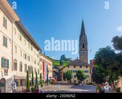 Tramin an der Weinstraße (Termeno sulla Strada del Vino), Hauptplatz, Kirche in Südtirol, Trentino-Südtirol, Italien Stockfoto