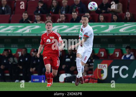 Fußball 1. Bundesliga 29. Spieltag FC Augsburg - 1. FC Union Berlin am 12.04.2024 in der WWK Arena in Augsburg Mikkel Kaufmann ( Berlin ), links - Jeffrey Gouweleeuw ( Augsburg ), rechts DFL-Vorschriften verbieten die Verwendung von Fotos als Bildsequenzen und/oder Quasi-Video. Foto: Revierfoto Stockfoto