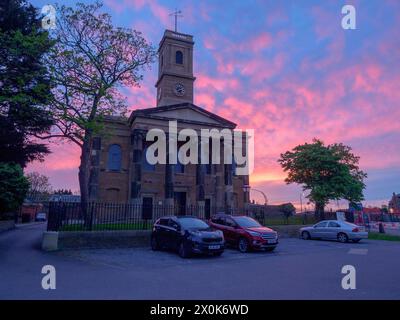 Sheerness, Kent, Großbritannien. April 2024. Wetter in Großbritannien: Atemberaubender Sonnenuntergang hinter der Sheerness Dockyard Church in Kent. Quelle: James Bell/Alamy Live News Stockfoto