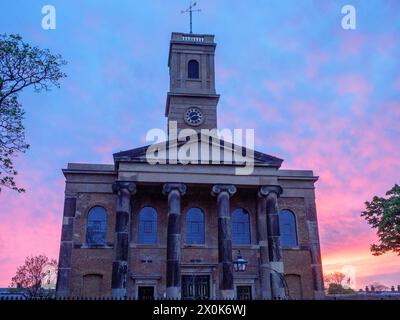 Sheerness, Kent, Großbritannien. April 2024. Wetter in Großbritannien: Atemberaubender Sonnenuntergang hinter der Sheerness Dockyard Church in Kent. Quelle: James Bell/Alamy Live News Stockfoto