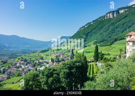 Tramin an der Weinstraße (Termeno sulla Strada del Vino), Hauptkirche im Dorf Tramin, Weinberge, Berg Mendelkamm in Südtirol, Trentino-Südtirol, Italien Stockfoto