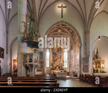 Tramin an der Weinstraße (Termeno sulla Strada del Vino), Hauptkirche im Dorf Tramin, Kirchenschiff in Südtirol, Trentino-Südtirol, Italien Stockfoto