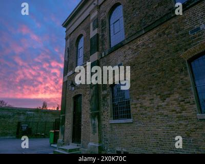 Sheerness, Kent, Großbritannien. April 2024. Wetter in Großbritannien: Atemberaubender Sonnenuntergang hinter der Sheerness Dockyard Church in Kent. Quelle: James Bell/Alamy Live News Stockfoto