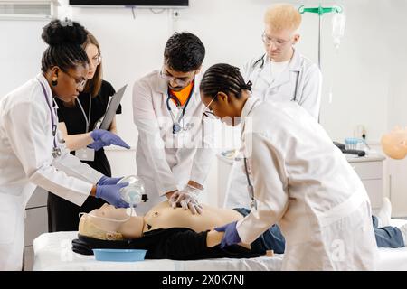 Ein Team von medizinischen Fachleuten ist um einen Patienten versammelt und führt fleißig ein medizinisches Verfahren in einer klinischen Umgebung durch. Stockfoto