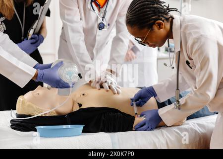 Ein Team von medizinischen Fachleuten ist aktiv an der Durchführung einer chirurgischen Operation an einem Patienten in einem Krankenhaus beteiligt. Stockfoto