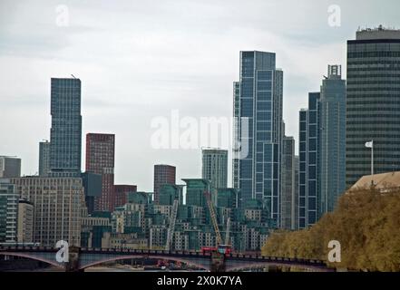 Blick stromaufwärts von Westminster Bridge; Westminster, London, Großbritannien Stockfoto