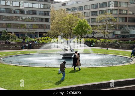 The Kiss, Fountain vor dem St. Thomas Hospital, Lambeth, London, Großbritannien Stockfoto