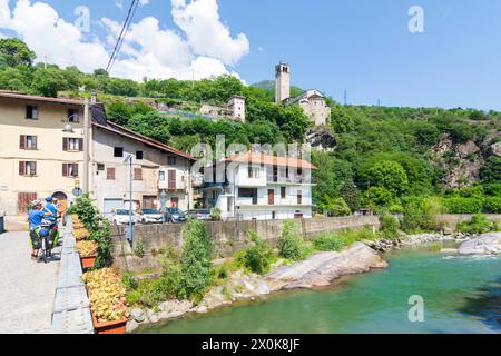 Capo di Ponte, Fluss Oglio, Brücke, Pieve von Saint Syrus (Pieve di San Siro) in Brescia, Lombardia/Lombardei, Italien Stockfoto