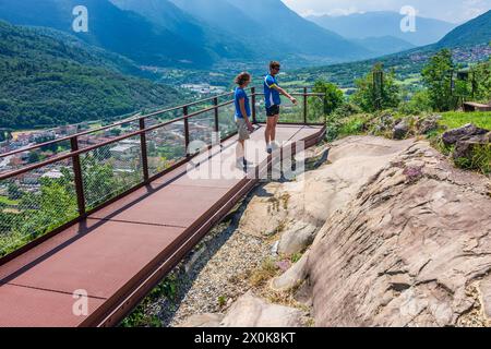 Capo di Ponte, städtischer archäologischer Park von Seradina-Bedolina, Felskunststätten, Felsenzeichnungen in Valcamonica (Camonica-Tal), Petroglyphen in Brescia, Lombardia/Lombardei, Italien Stockfoto