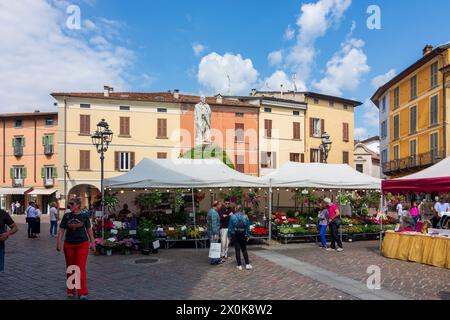 Iseo, Piazza Giuseppe Garibaldi, Giuseppe Garibaldi Denkmal in Brescia, Lombardei, Italien Stockfoto