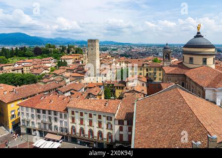 Bergamo, Blick vom Turm torre civica (Campanone) auf den Platz Piazza Vecchia, den Dom und den Turm Torre del Gombito in Bergamo, Lombardia/Lombardei, Italien Stockfoto