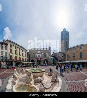 Bergamo, Piazza Vecchia, Palazzo della Ragione, Turm torre civica (Campanone) in Bergamo, Lombardia/Lombardei, Italien Stockfoto