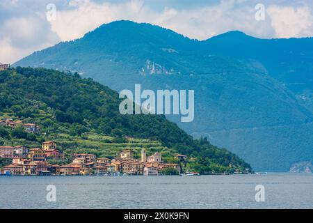 Monte Isola, Lago d'Iseo (Iseosee), Insel Monte Isola, Dorf Carzano, Passagierschiff in Brescia, Lombardei, Italien Stockfoto