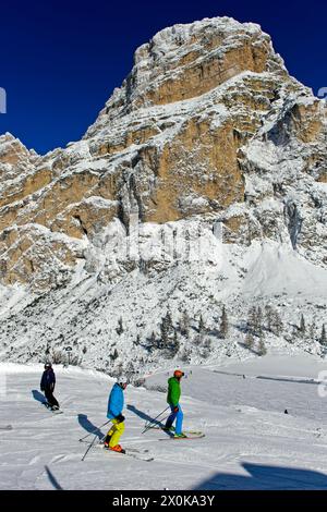 Skifahrer auf dem Col Pradat vor dem schneebedeckten Gipfel Sassongher, Wintersportort Colfosco, Kolfosco, Skigebiet Alta Badia, Dolomiten, Südtirol, Italien Stockfoto