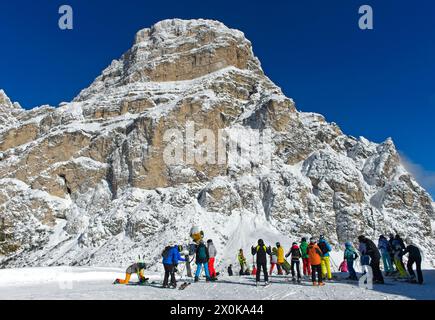 Skifahrer auf dem Col Pradat vor dem schneebedeckten Gipfel Sassongher, Wintersportort Colfosco, Kolfosco, Skigebiet Alta Badia, Dolomiten, Südtirol, Italien Stockfoto