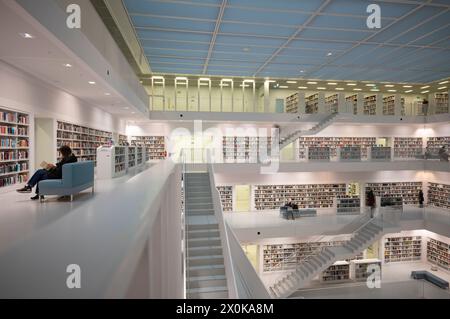 Innenansicht, Galeriehalle mit Treppen der Stadtbibliothek, Architekt Eun Young Yi, Stuttgart, Baden-Württemberg, Deutschland Stockfoto