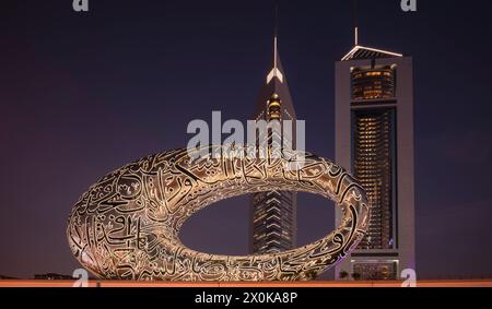 Museum of the Future, hinter Jumeirah Emirates Towers, Wolkenkratzern, Downtown, Finanzviertel, Abendlicht, Dubai, Vereinigte Arabische Emirate, VAR Stockfoto