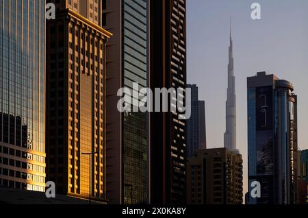 Burj Khalifa, Wolkenkratzer, Stadtzentrum, Finanzviertel, Abendlicht, golden Hour, Dubai, Vereinigte Arabische Emirate, VAR Stockfoto