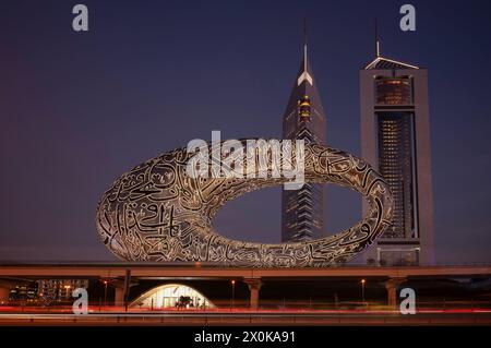 Museum of the Future, hinter Jumeirah Emirates Towers, Wolkenkratzern, Downtown, Finanzviertel, Abendlicht, Dubai, Vereinigte Arabische Emirate, VAR Stockfoto