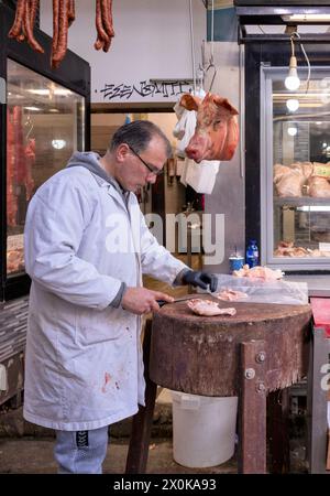 Metzger, Fleischhändler, der stolz vor seinem Marktstand steht, Frischfleisch, Metzgerei, Lebensmittel, Kapani Markt, Vlali, Thessaloniki, Mazedonien, Griechenland Stockfoto